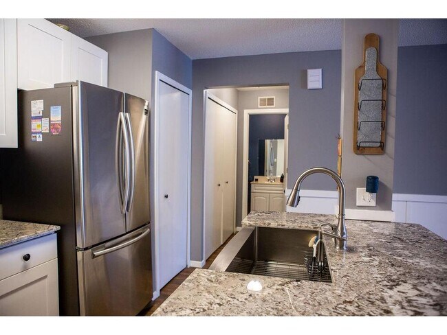 Building Photo - 2556 Lockwood Dr
