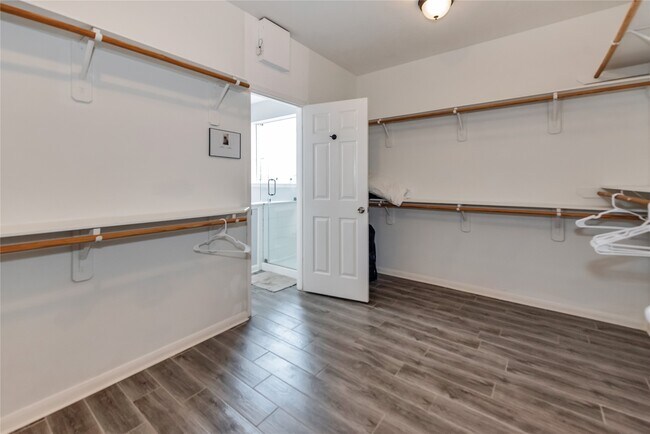 Building Photo - 10815 Oak Bayou Ln