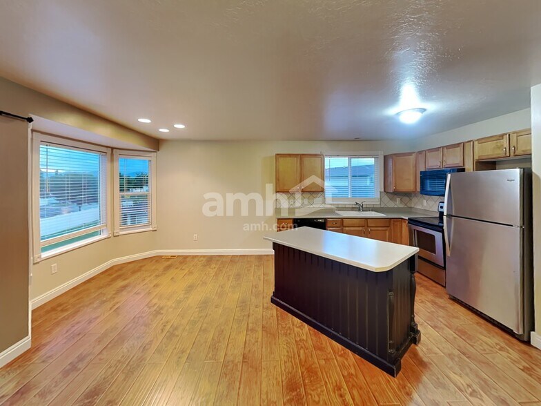 Building Photo - 1015 Westbury Ct