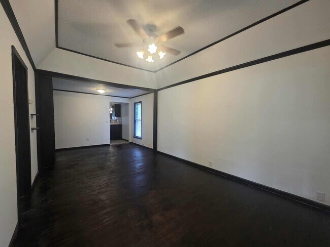 Building Photo - Charming Corner lot for rent!