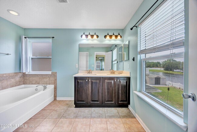 Building Photo - 12237 Woodview Dr