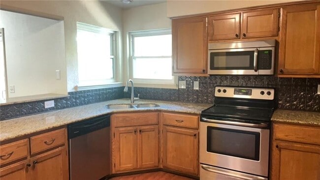 Building Photo - 10 Evans Ln