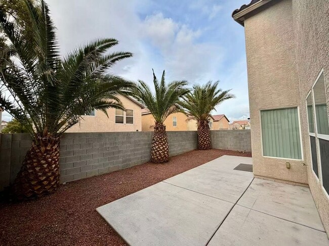 Building Photo - Welcome to this charming 4 bedroom, 2.5 bathroom home.