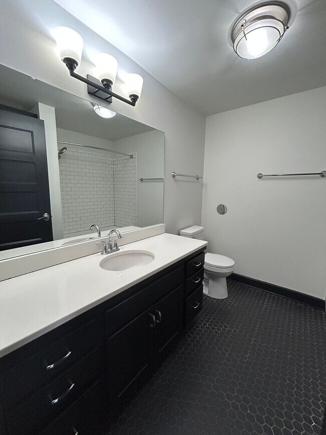 Building Photo - Luxury Downtown Living | Spacious 1-Bedroom 1-Bathroom Loft