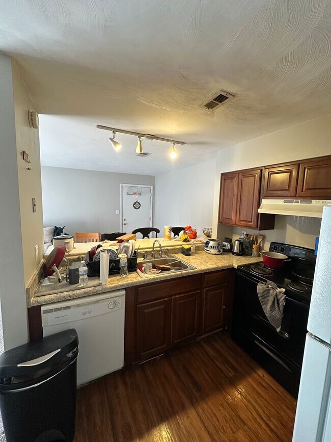 Building Photo - UT - 1205-D (New)