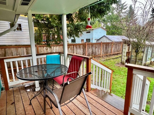 Building Photo - Haller Lake Home