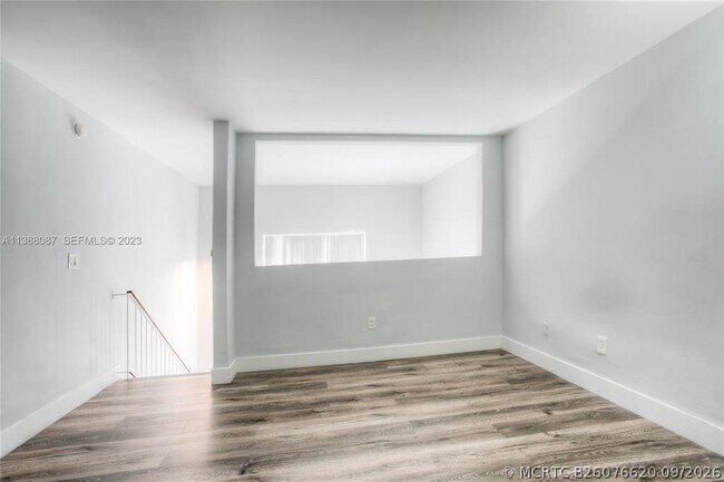 Building Photo - 10907 N Kendall Dr
