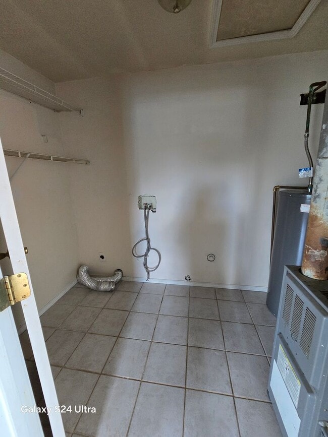 Building Photo - 2bd/1Ba Duplex.