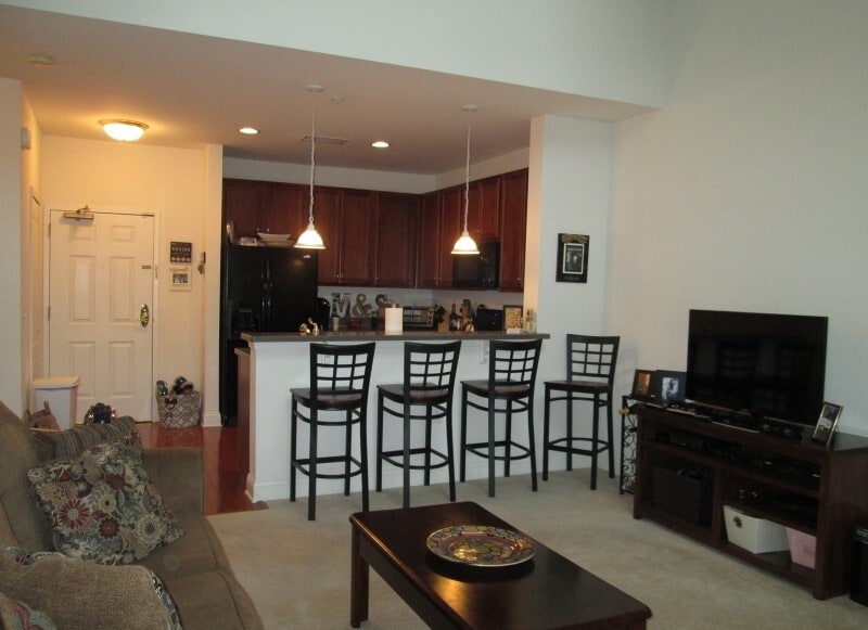 BREAKFAST BAR - 2411 Ramapo Ct