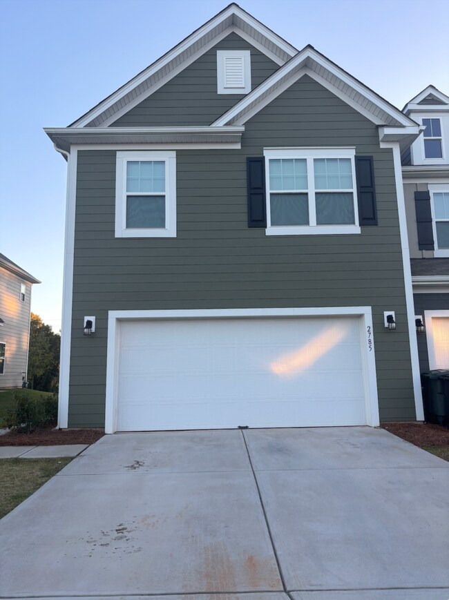 Building Photo - Stunning 3 Bed / 2.5 Bath End Unit Townhom...