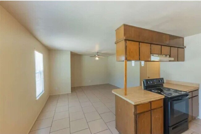 Building Photo - "Charming 2-Bed Sanctuary with Guest Suite in Weatherford – Your Cozy Retreat Awaits!"