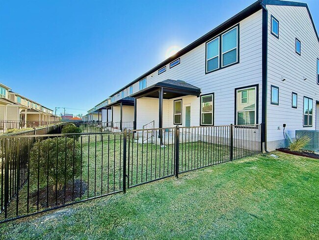 Building Photo - 2725 Woodall Dr