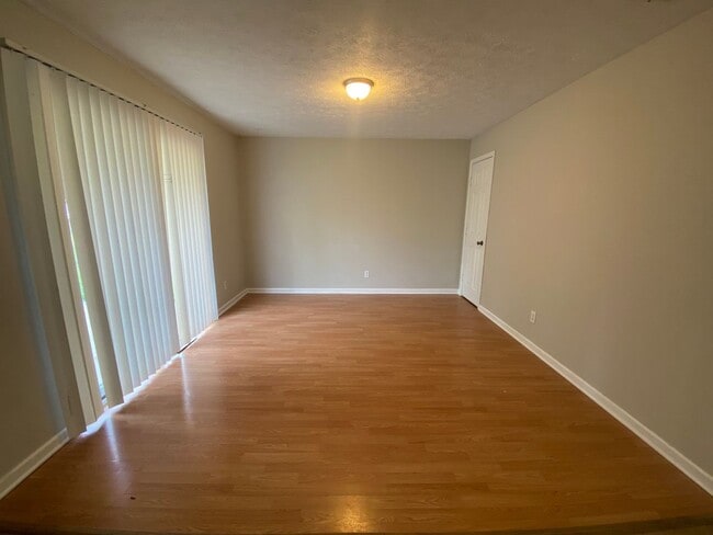 Building Photo - 845 Middle Dr