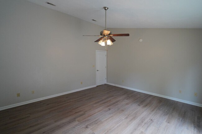 Building Photo - 3 Bed / 2 Bath with Large Yard/Garage in Bucklake area!