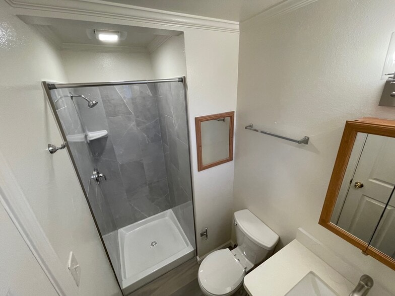 Building Photo - 8572 Oak Ave