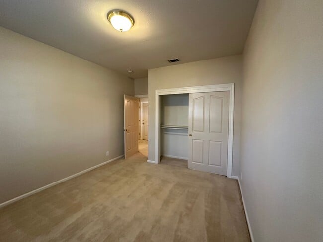 Building Photo - Exceptionally Spacious and Modernized 2x2 Townhouse w/Garage and Washer/Dryer Hookups!
