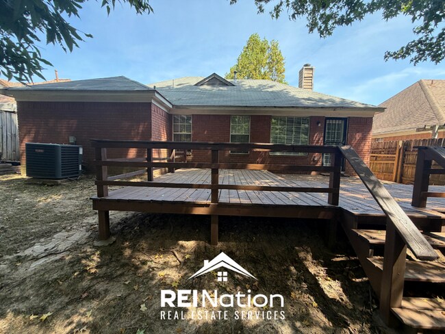 Building Photo - INCREDIBLE LAYOUT! 3BR/2BA Memphis Gem | Vaulted Ceilings & Soaking Tub | Deck & Fenced Yard!