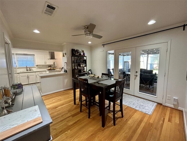 Building Photo - 9914 Larston St