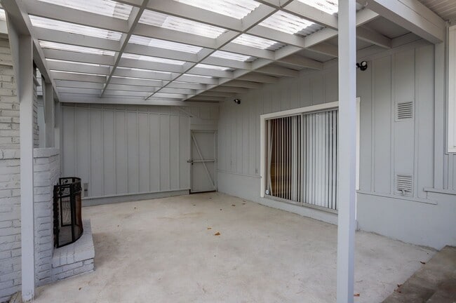 Building Photo - 3 Bed / 3 Bath + Bonus room pet friendly Millbrae home with pool on a 1/2 acre lot. YouTube tour!!