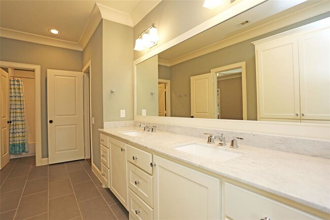 Building Photo - 1611 Wakefield Dr