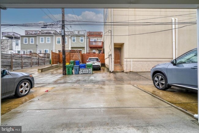 Building Photo - 939 Baylis St