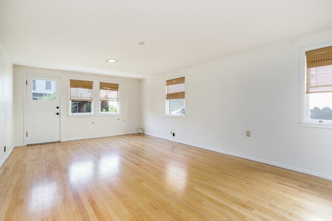 Building Photo - 818 Collier Dr