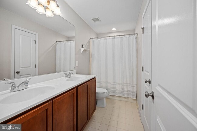 Building Photo - 214 Almond Dr