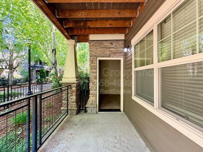 Building Photo - 657 NE Garswood Ln