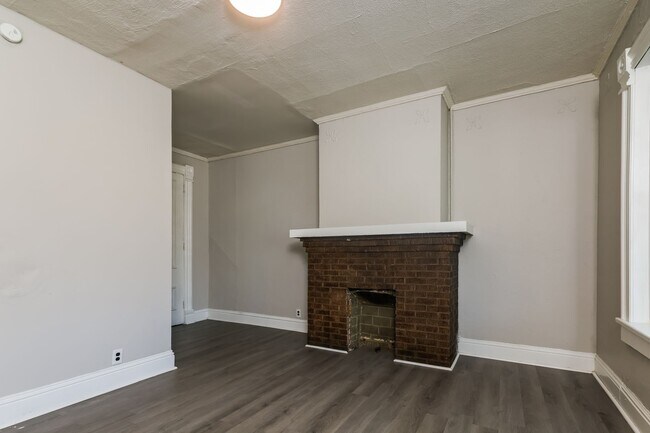 Building Photo - 902-904 1/2 S Limestone St.