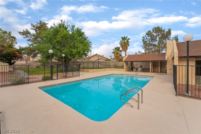 Building Photo - 3949 S Torrey Pines Dr