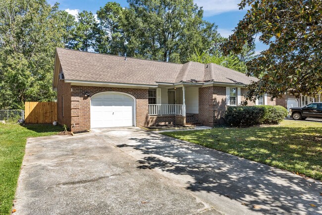 Building Photo - Charming Rental in Central Location