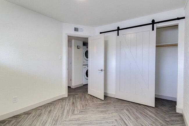 Building Photo - 3031 N 69th Pl