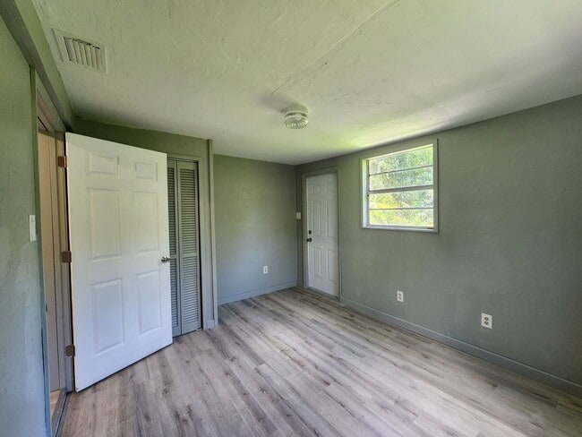 Building Photo - 3  Bedroom 1 Bath Single Family Home