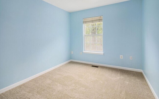 Building Photo - Three level townhome in Taskers Chance available mid June!