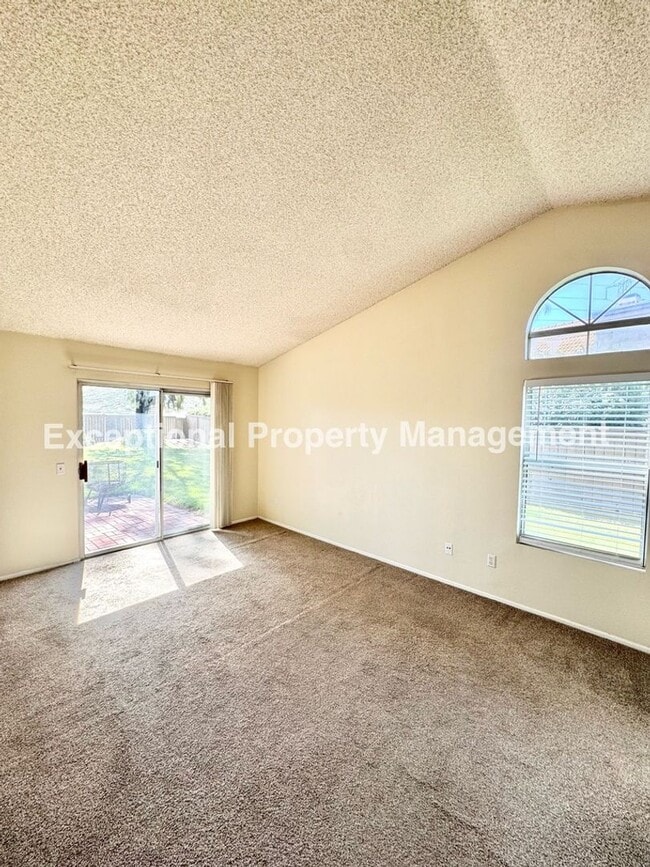 Building Photo - Ready to move in 2 bedroom 2 bath home!