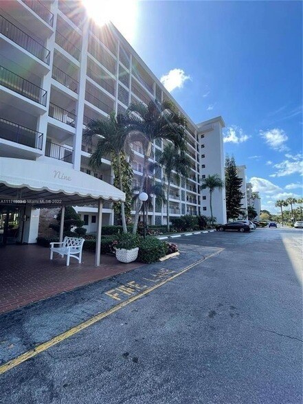 Building Photo - 3100 N Palm Aire Dr