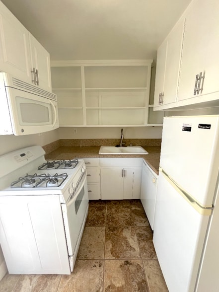 Building Photo - 666 Glenneyre St