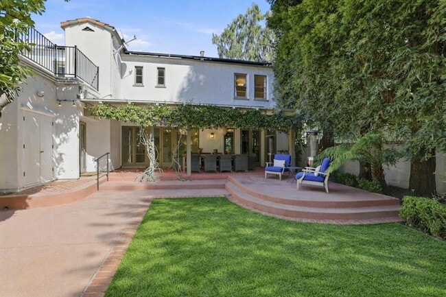 Building Photo - 566 E Crescent Dr