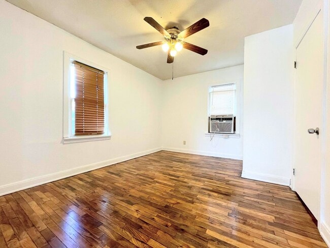 Building Photo - 1 bedroom house with fenced in yard