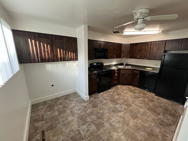 Building Photo - 2 Bed 1 bath Apartment close to downtown