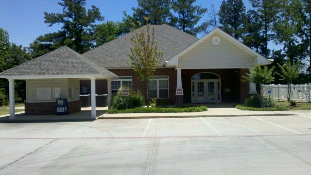 Building Photo - 600 Price Ln