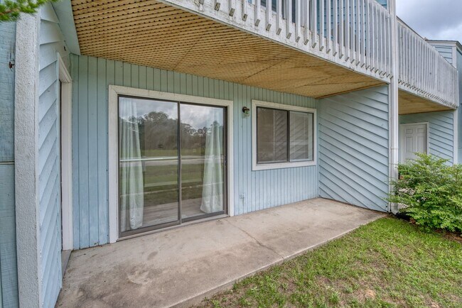 Building Photo - 2 bedroom 1 bath condo - Hampstead