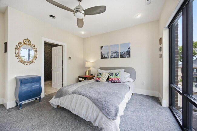 Building Photo - 261 S Limestone