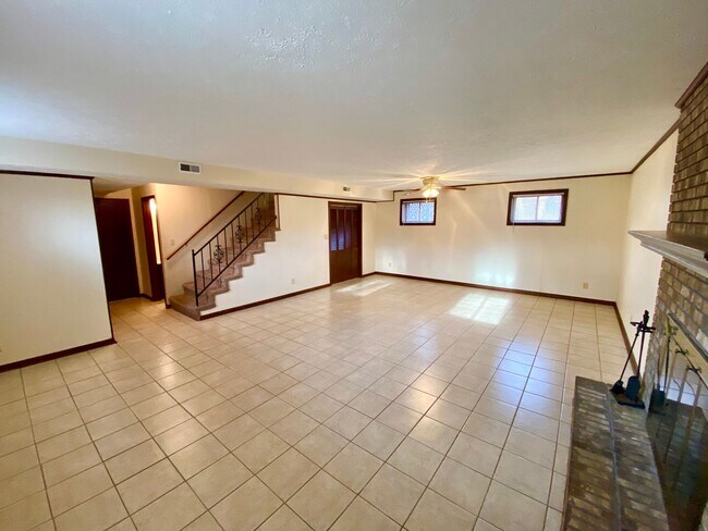 Building Photo - 3925 Halehaven Dr