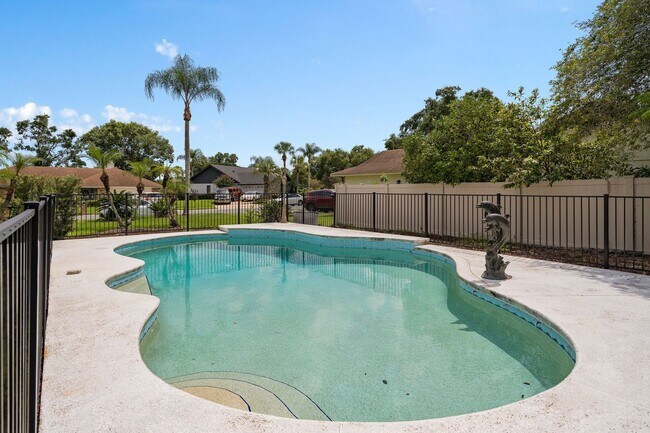 Building Photo - **Recently upgraded 4/2 pool home in Longw...
