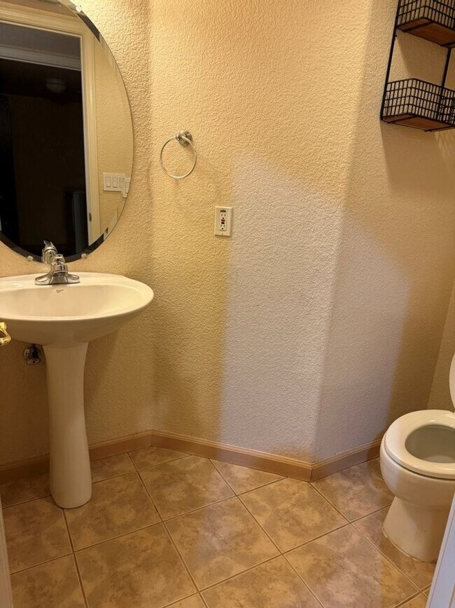 Building Photo - Modern 4 Bedroom w/ Loft Stonegate Area Vacaville *Star Rentals