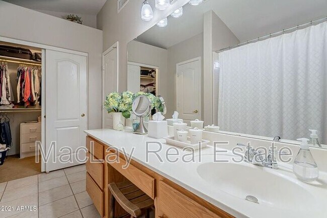 Building Photo - 213 W Caroline Ln