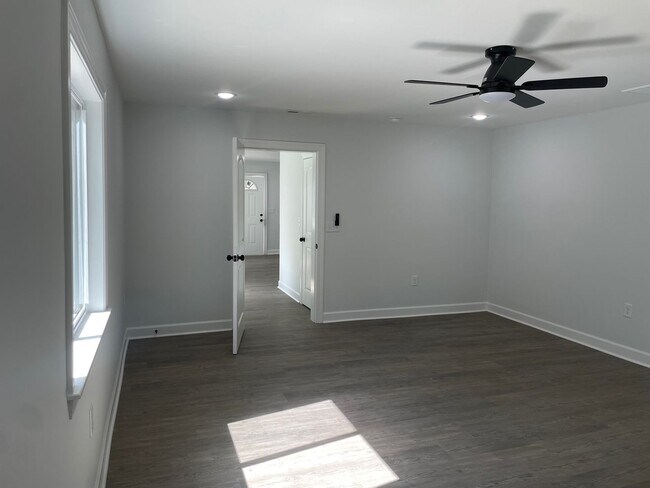 Building Photo - NEWLY REMODLED 3 BED, 2 BATH BRICK HOME LO...