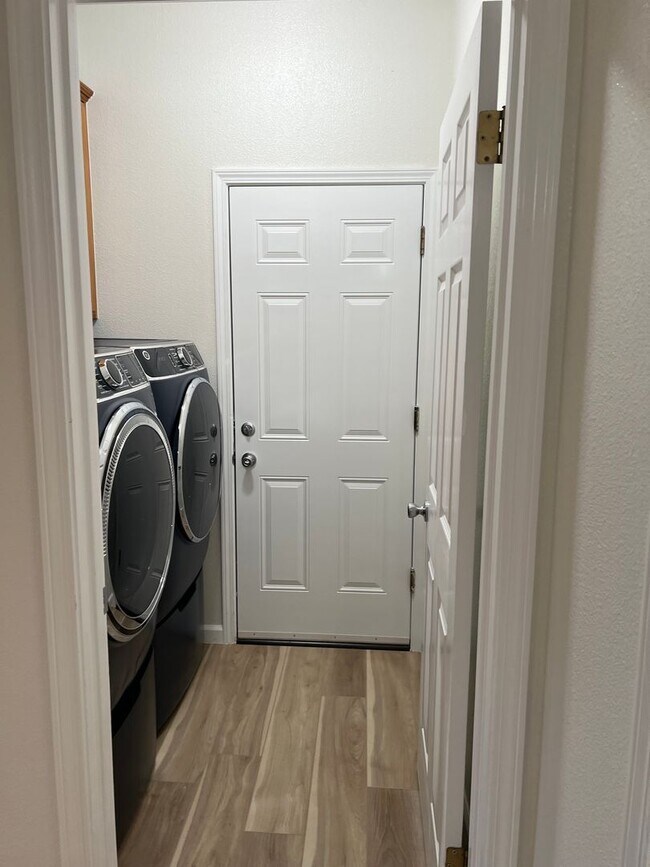 Building Photo - Beautiful Family Home