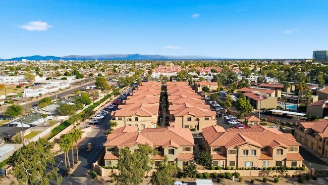 Building Photo - Bright 3-Bed Townhouse in Quiet Gated Community Near ASU